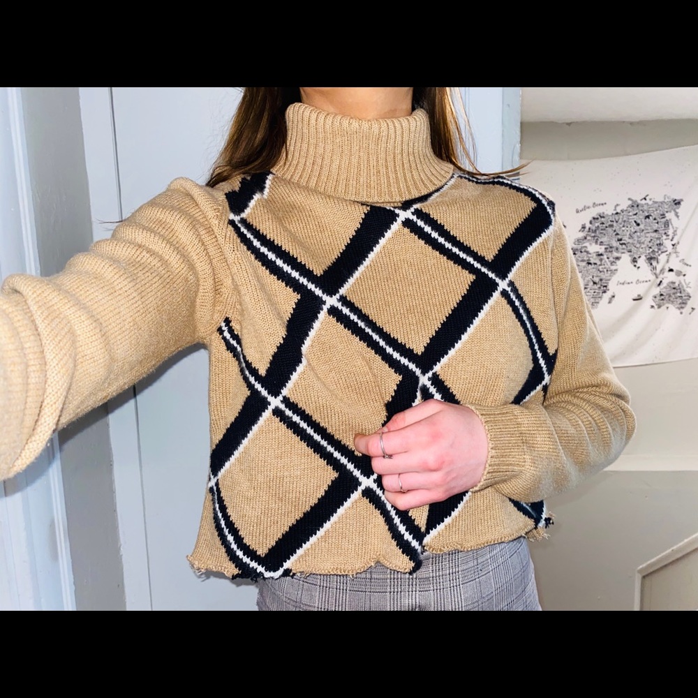 Cropped turtleneck sweater in tan w/ a pattern (: